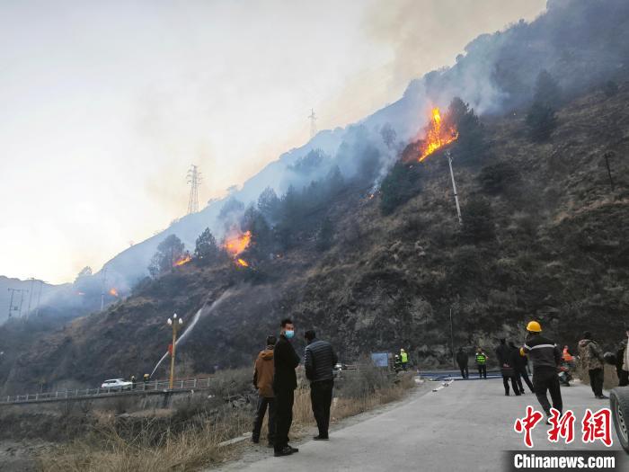 直擊四川雅江森林火災現場：火線在風中蔓延 救援力量徹夜撲救